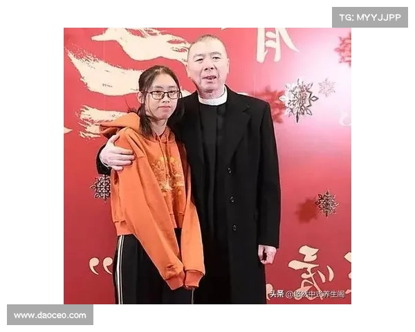 冯小刚19岁小女儿晒美国高中毕业照 引发文案争议与热议 冯小刚19岁小女儿晒美国高中毕业照 引发文案争议与热议